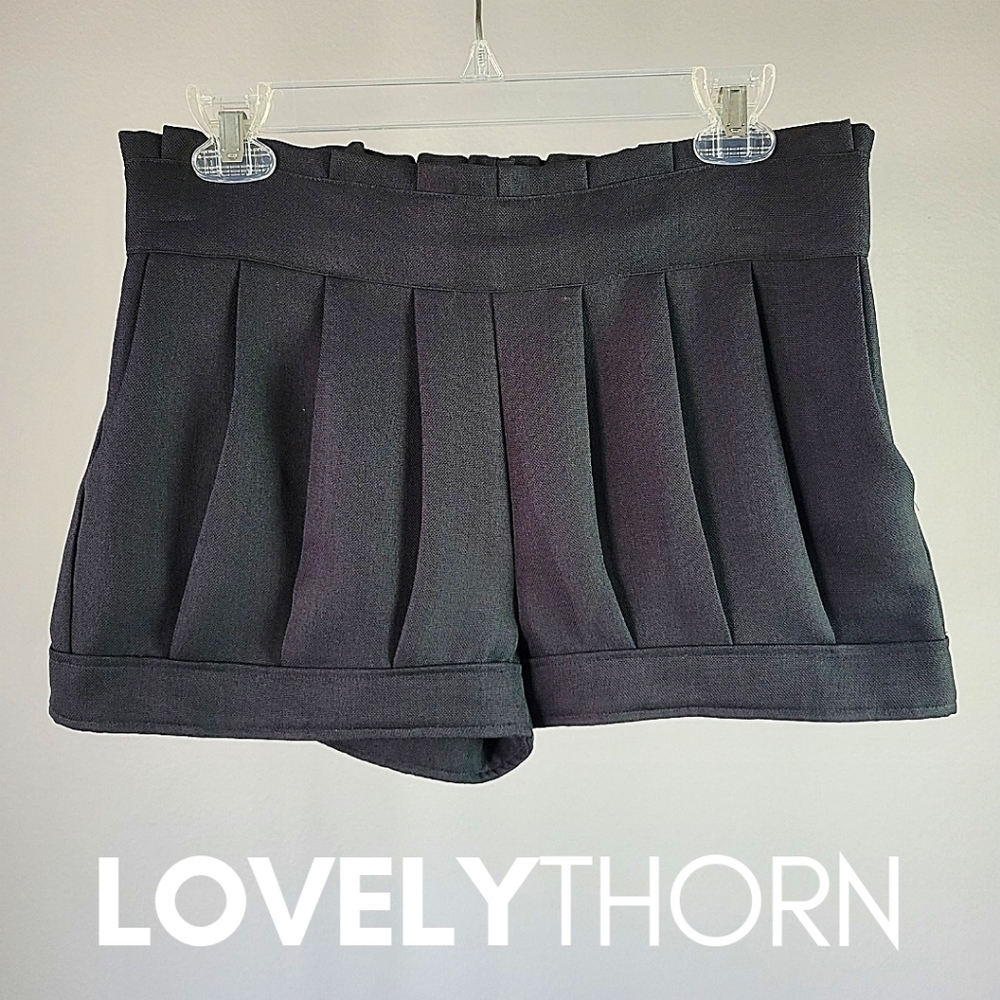 T-BAGS // ltd ed flattering black pleated & banded cuffed elastic waist shorts